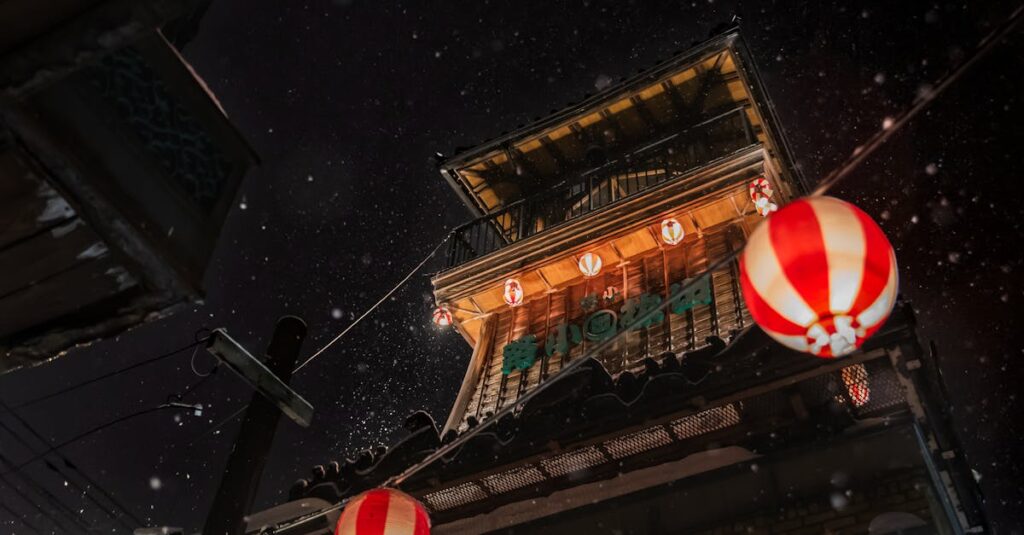 江戸風の街並みと夜の灯り、映像になるとより深く残る世界観