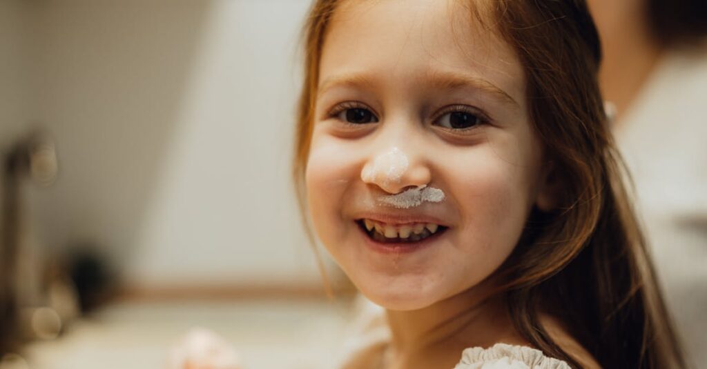 契約から始まった関係が温かな心の居場所に変わるアニメ風の家族的なひととき。