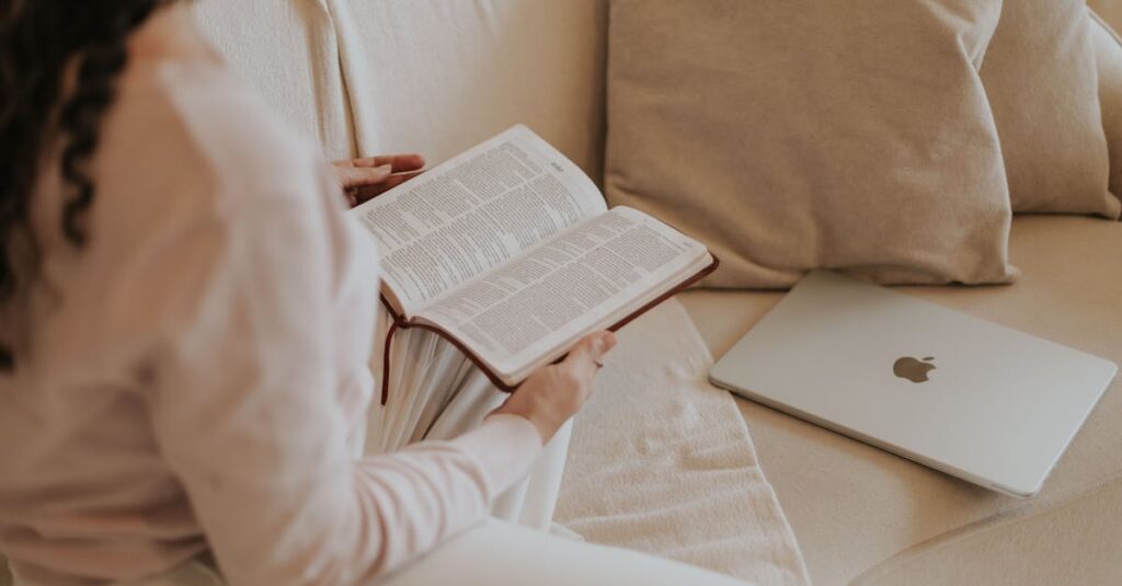 穏やかな気持ちで自分のペースで本を読みながら心を整えるアニメの女性キャラクターの描写