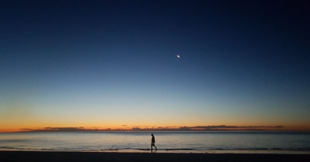 夜空の下でひとり佇む強い女性。その強さの裏に、誰にも見せられない孤独がある。