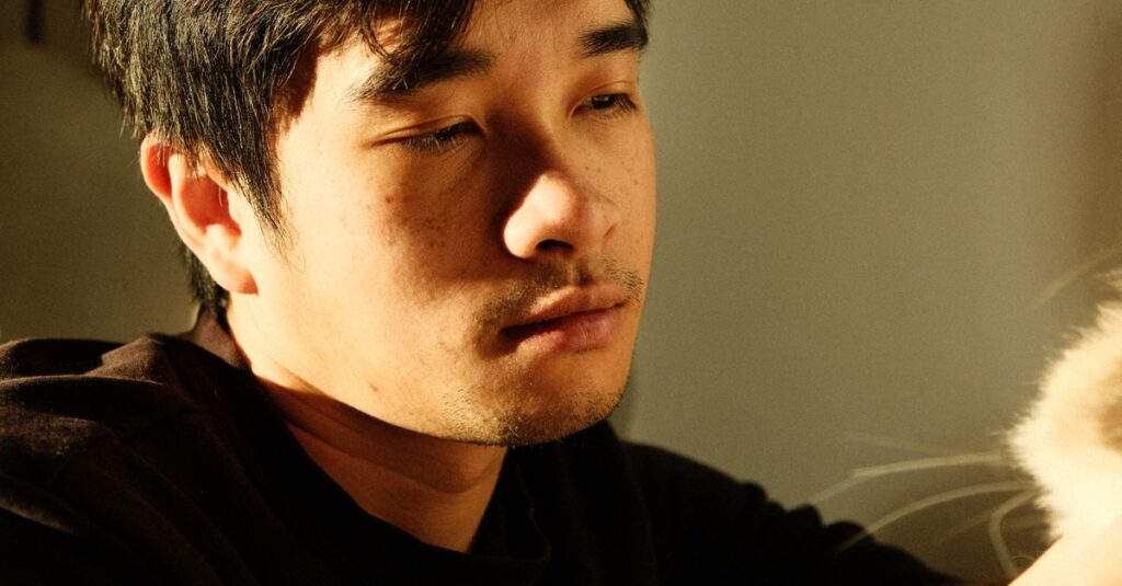 明るく笑う人の奥に、まだ言葉にならない気持ちが眠っている