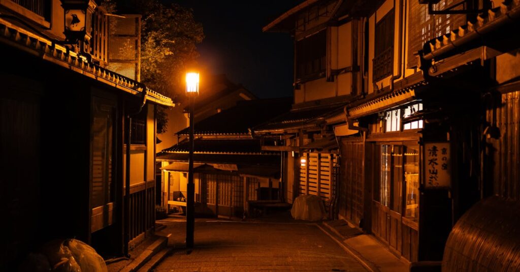 江戸の静かな街並みと柔らかな灯り