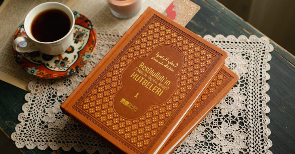 窓辺に置かれた開かれた本とお茶。ろうそくの光があたたかく揺れる、静かな読書の情景。