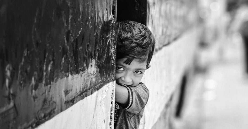 内気で繊細な感情を持ちながらも心を閉ざすアニメの少年キャラクターの感動的なシーン。