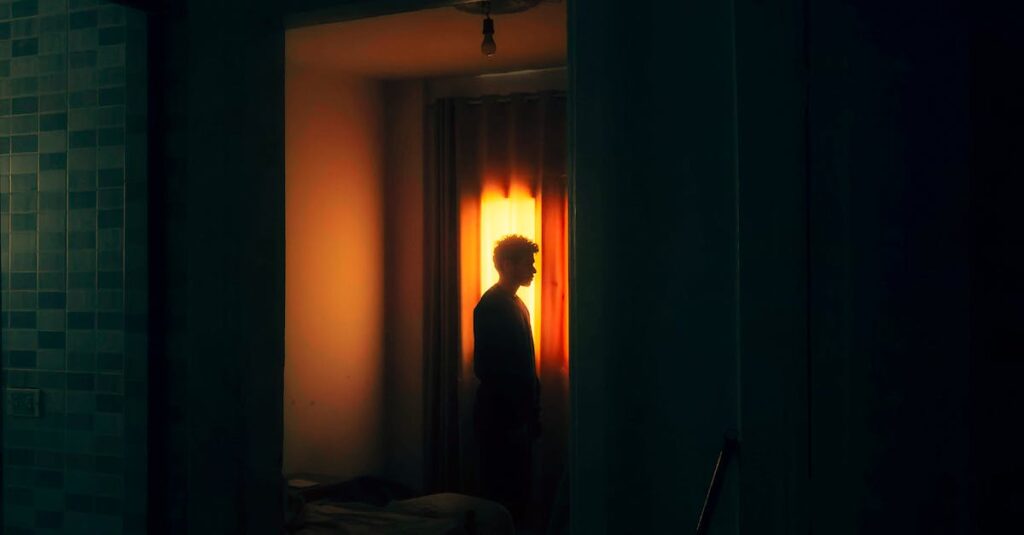 タロットで孤独と使命を読み解く幻想的な女性のシルエット