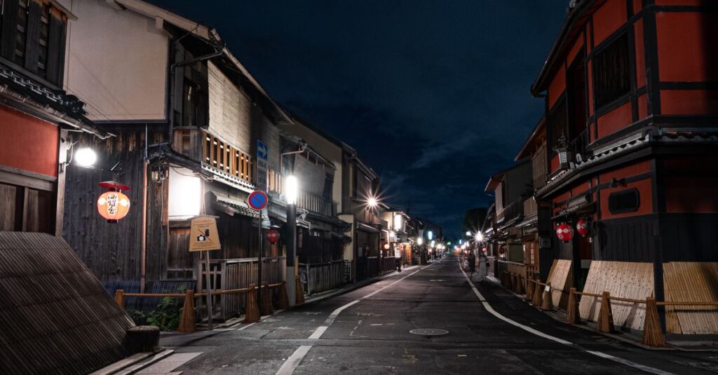 江戸風の街並みと夜の灯り、映像になるとより深く残る世界観