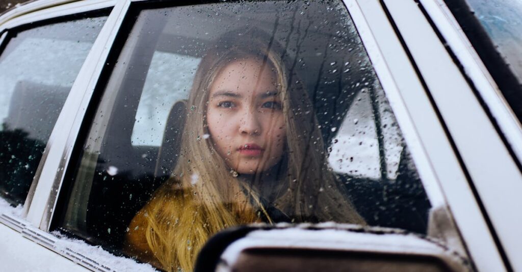 背を向けた男性のそばで、ただ静かに在る女性。無理に近づかず、ただそこにいるだけ。高い窓から差す柔らかな自然光。