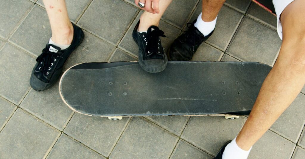 冷静な表情で仲間を支えるアニメの青年キャラの横顔