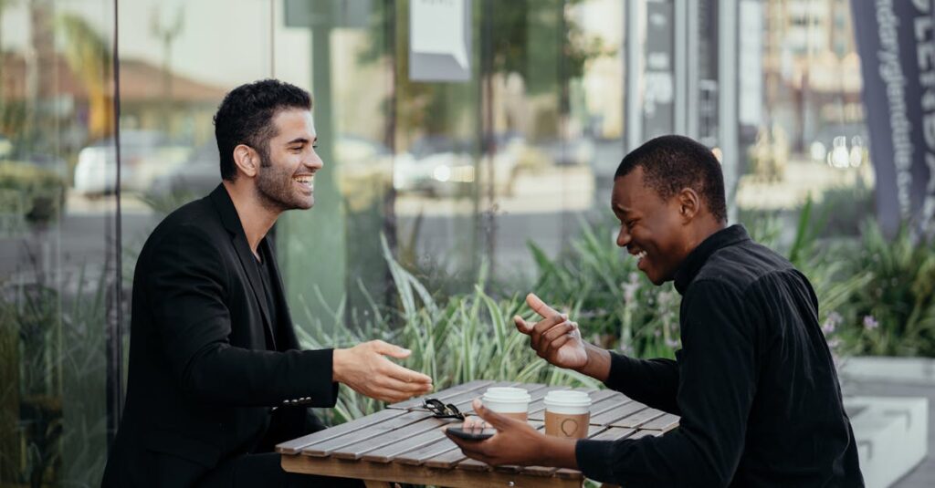街での人間関係が番様と梟の絆を映し出す鏡として機能している。
