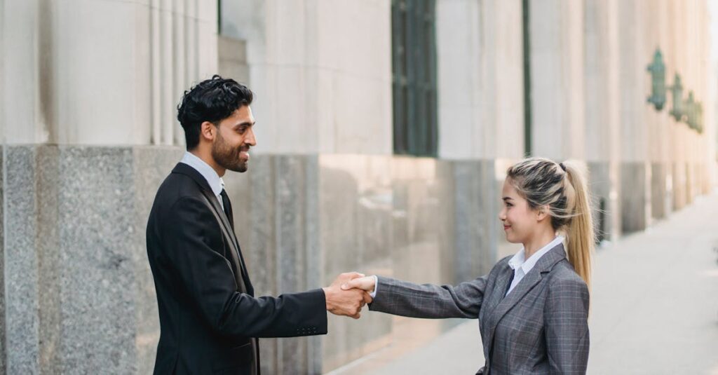 かたちだけの握手が、いつしかあたたかく手をつなぐ姿へと変わっていく。やさしい光の中の象徴的な変化。