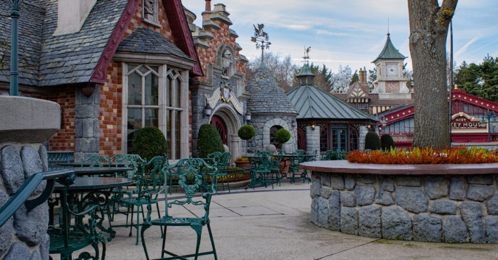 裏庭のドアが開き、幻想的な異世界へとつながっていく静かな喫茶店の描写。