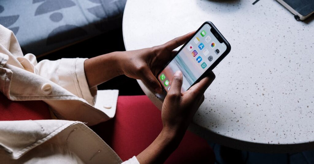 喫茶エニシの裏庭にある異世界へと繋がる扉と、それを見つめる人物の幻想的なシーン。