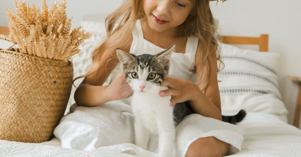 静かに魔法を使うアニメの少女の後ろ姿と繊細な表情