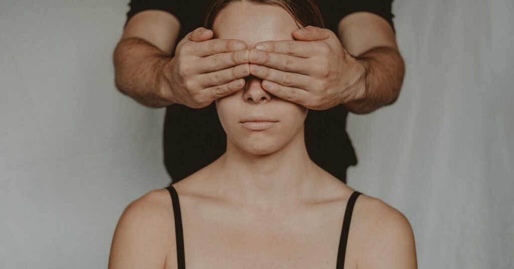 感情を抱えた男性キャラたちが複雑な表情を見せる恋愛ファンタジーシーン。