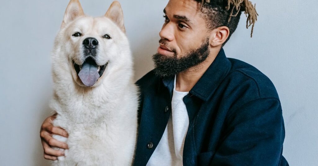 冷静に仲間を支える参謀タイプのアニメキャラの静かな眼差し