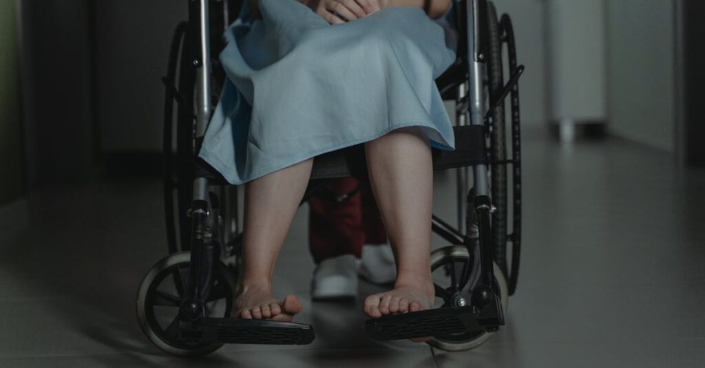 アニメキャラクターたちが静かに心を癒しあう穏やかなシーン