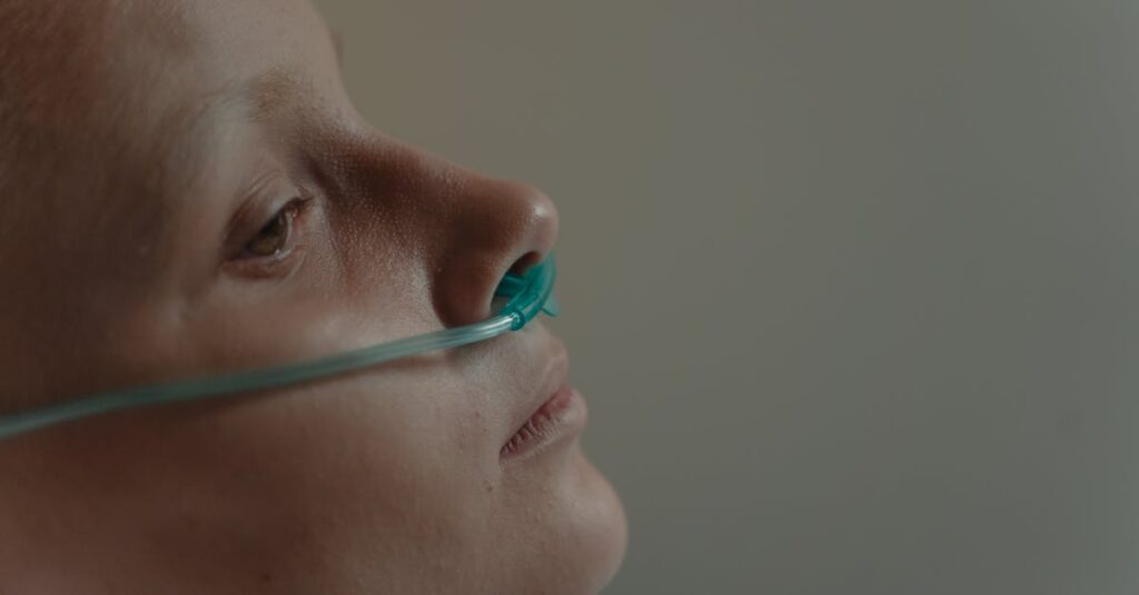 泣いている人の隣に、何も言わずそっと寄り添う存在のイメージ