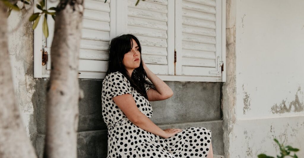 石段に腰かけ、物思いにふける若者。秋の光の中、内側に深いものを抱えているような静けさ。