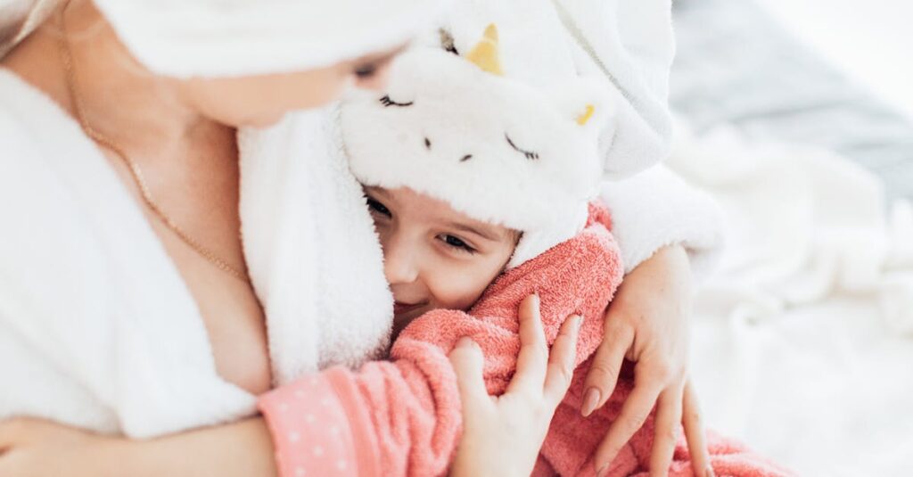 優しさと母性にあふれるアニメキャラが子供を守るような温かな表情のシーン。