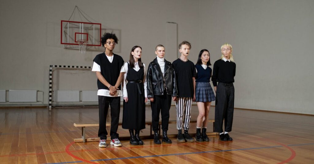 学園で輪になって友情を育むアニメキャラクターたちの温かな空気感