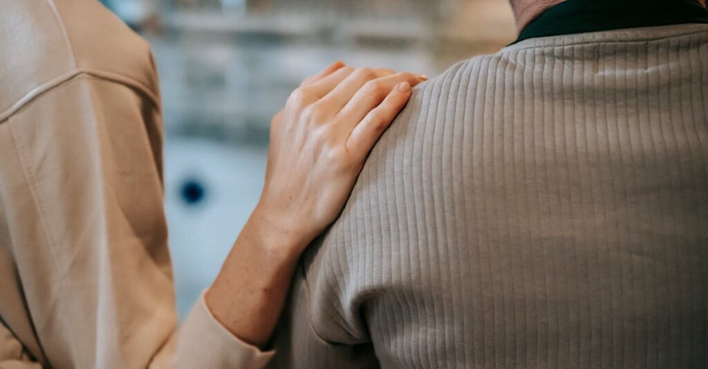 孤独を抱えた二人が静かに向き合うファンタジー世界の優しい空気感。