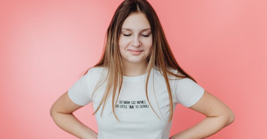 沈黙の中に強い信念を感じさせるアニメの少女の横顔