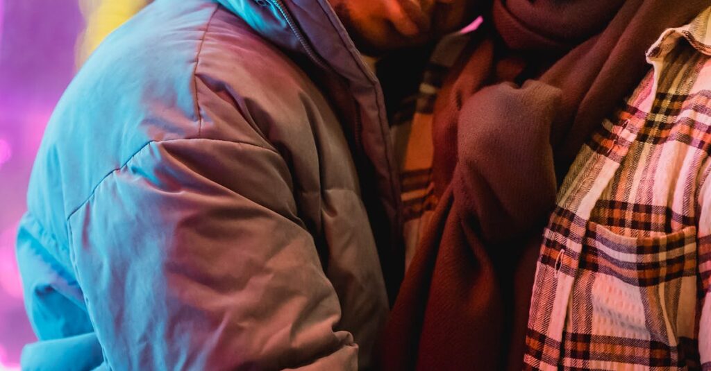 言葉なく静かに寄り添い信頼が育まれるやさしい場面