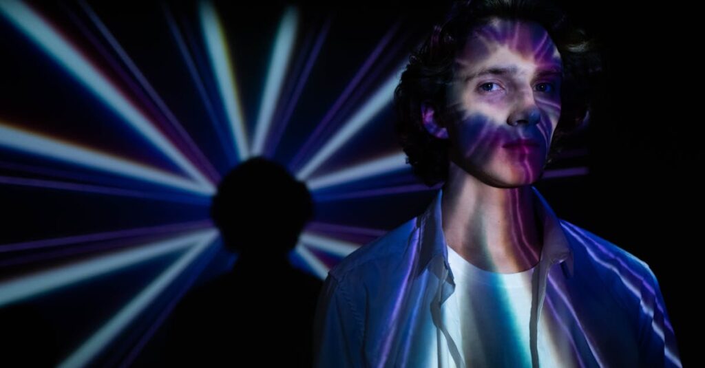 冷たい仮面の下に孤独を抱える死神公爵が優しさに戸惑う感情的なシーン。