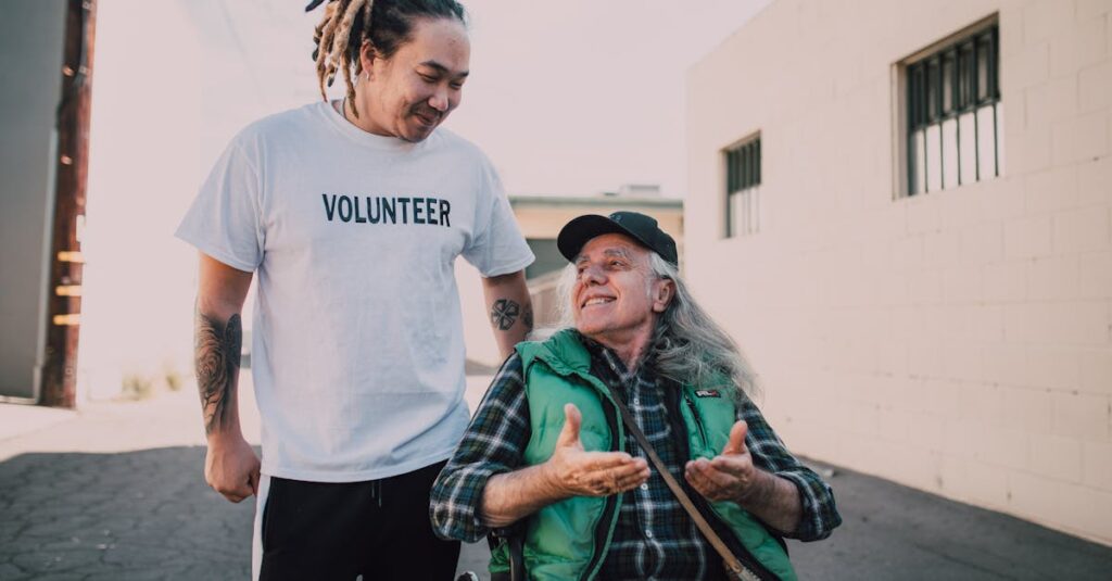 明るい笑顔で仲間を支えるアニメキャラの印象的なシーン