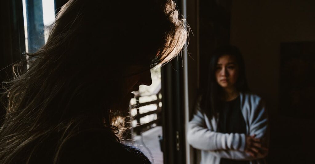 親友同士の微妙なすれ違いや感情のズレが描かれた感情的なシーン。