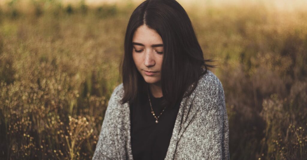 多くを語らないのに、やさしさが伝わってくる静かな人物のイメージ