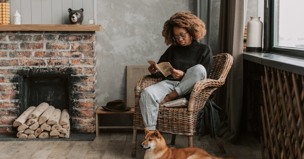 穏やかな気持ちで自分のペースで本を読みながら心を整えるアニメの女性キャラクターの描写