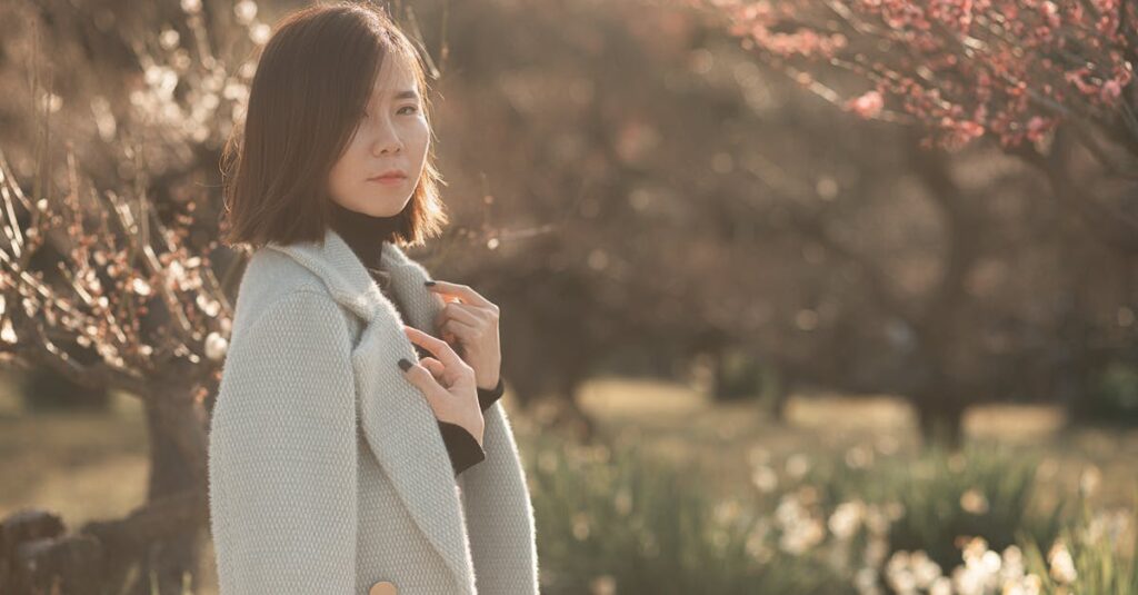 やわらかな光の中で、静かに自分の道を選ぼうとしている女性。自分の人生を選ぶ、その瞬間。