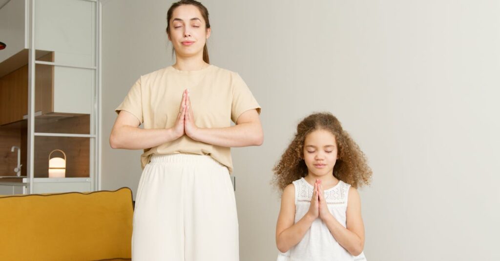 自分の未来を自分で選び取る覚醒と変容を遂げたアニメ風ヒロインの光に包まれる姿。