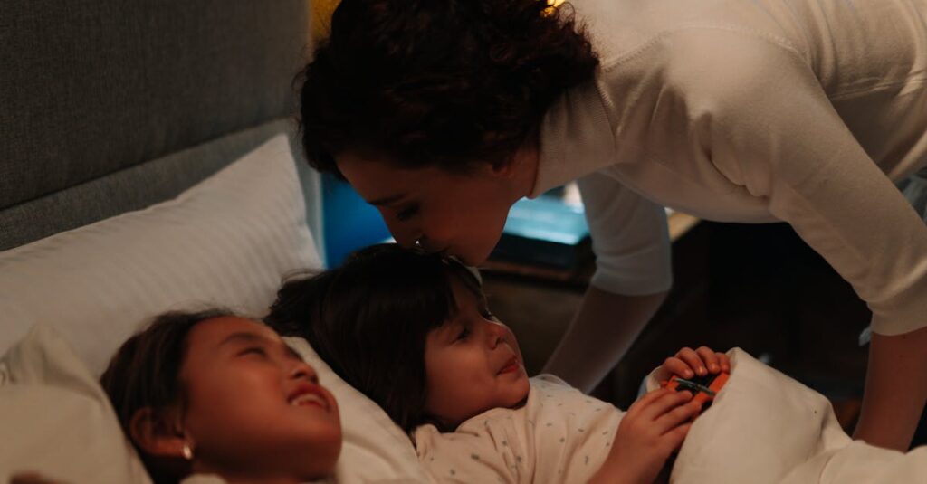 優しさと母性にあふれるアニメキャラが子供を守るような温かな表情のシーン。