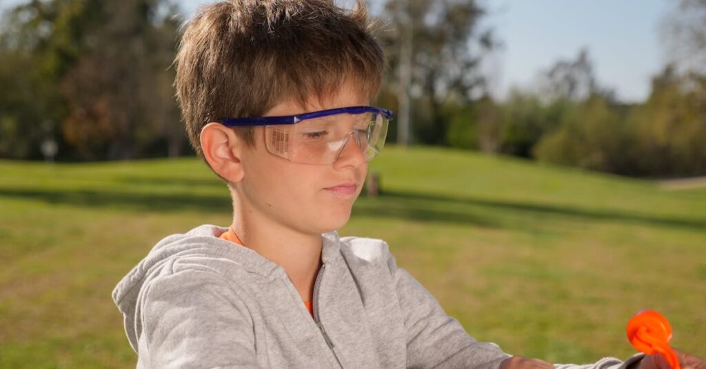 笑顔の裏に優しい本音を隠すアニメの少年キャラの表情