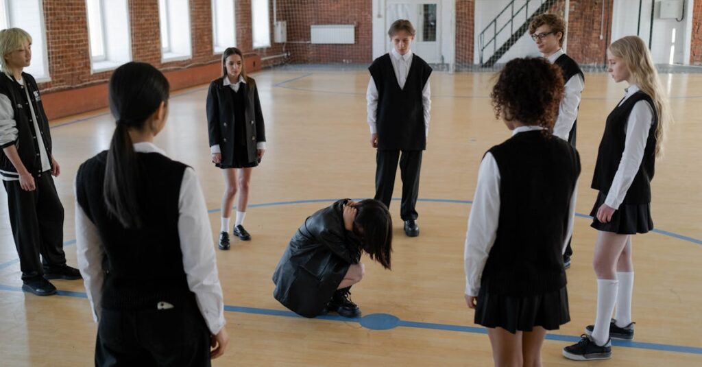 学園で輪になって友情を育むアニメキャラクターたちの温かな空気感