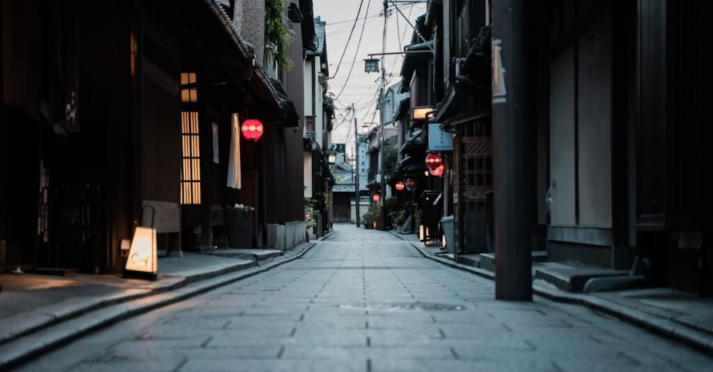 江戸風の街並みと夜の灯り、映像になるとより深く残る世界観