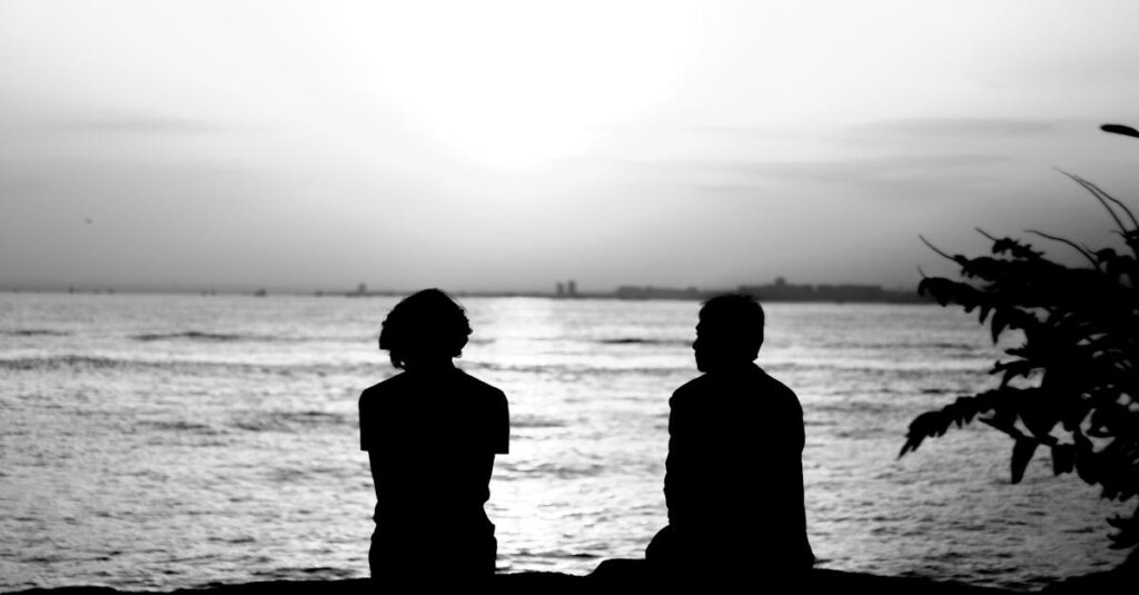 泣いている人の隣に、何も言わずそっと寄り添う存在のイメージ