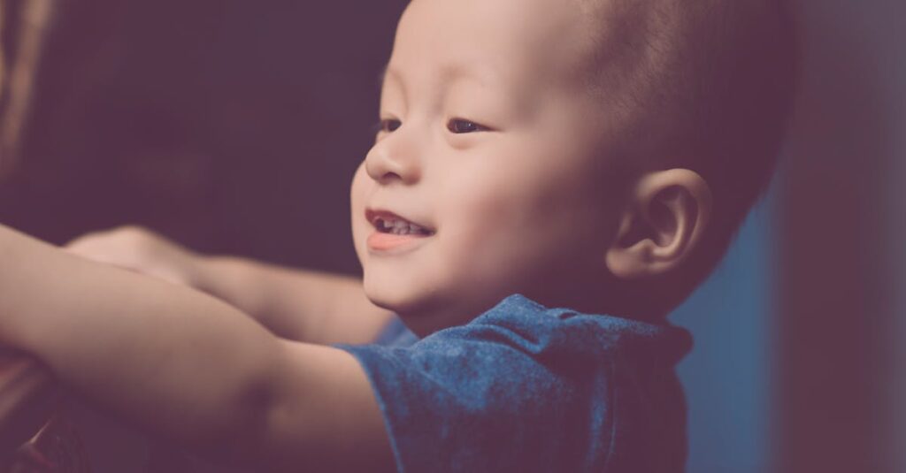 笑顔の裏に優しい本音を隠すアニメの少年キャラの表情