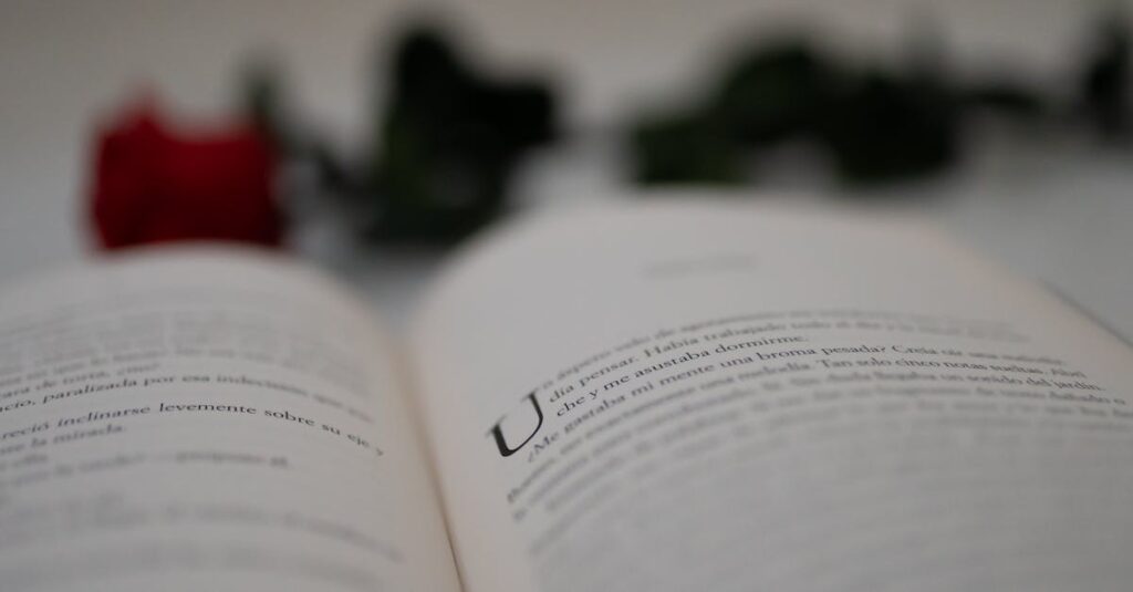 やわらかな光の中でページをめくる本。小説と漫画では、同じ物語でも受け取り方が変わってくる。