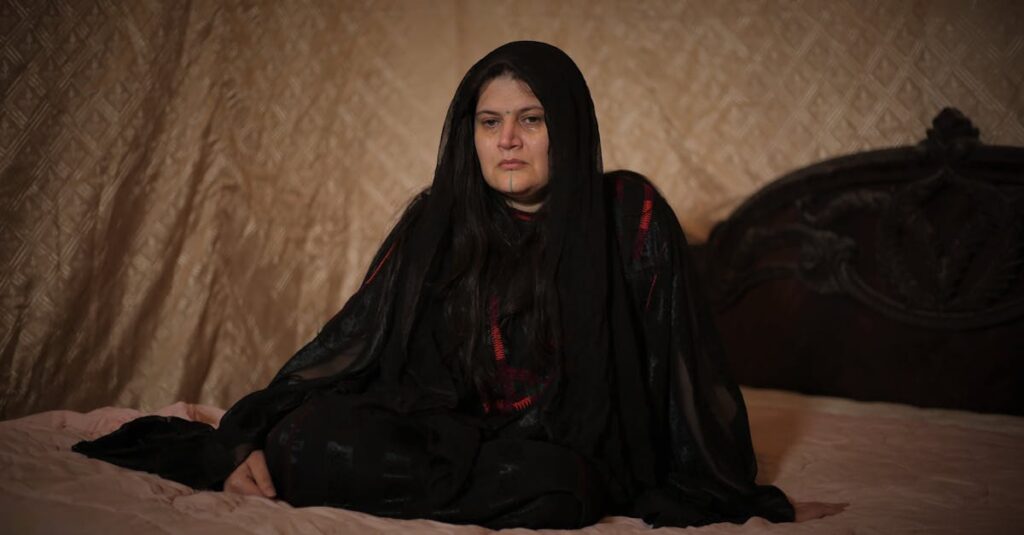 静かな表情に感情を宿すアニメキャラのクローズアップシーン