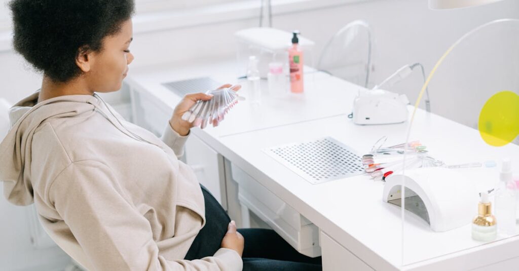 やわらかな光の中で、静かに自分の道を選ぼうとしている女性。自分の人生を選ぶ、その瞬間。