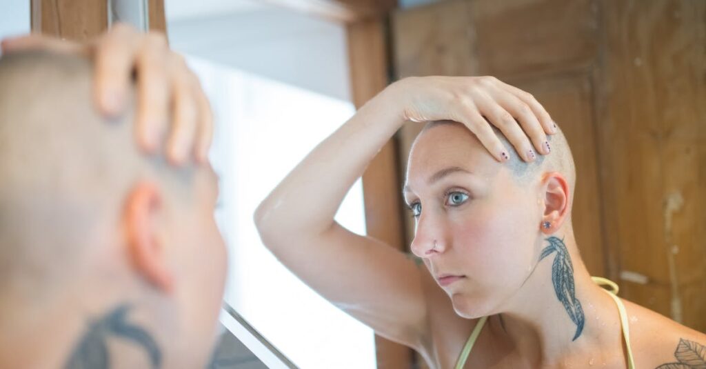 自己肯定と再生をテーマにした感情豊かな漫画の一場面