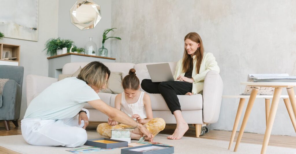 温かな部屋で子供たちのそばにただ静かに座る女性。無理に近づこうとしない、ただそこにいる。
