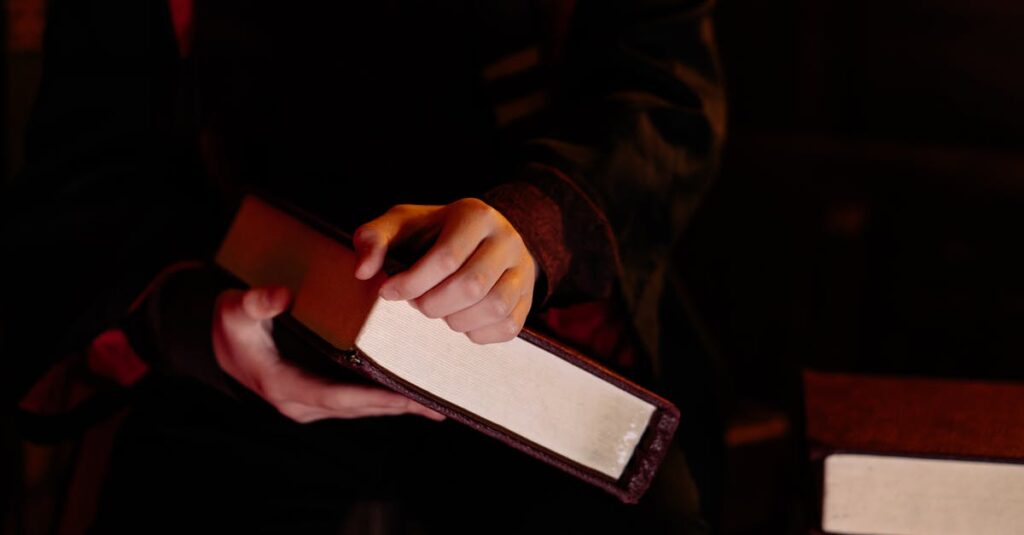 冷たい仮面の下に孤独を抱える死神公爵が優しさに戸惑う感情的なシーン。