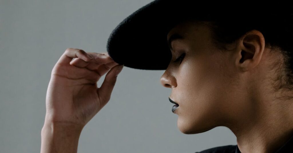 明るく笑う人の奥に、まだ言葉にならない気持ちが眠っている