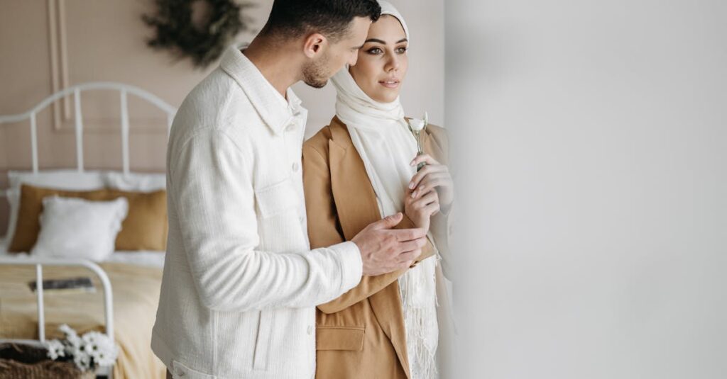 沈黙の中に宿る優しさと存在感で心を支えてくれる三之丞の印象的な場面。