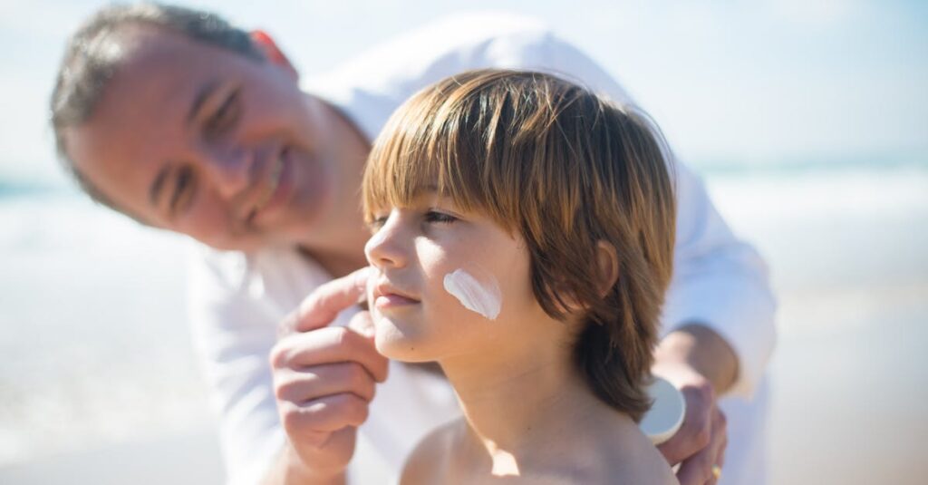 優しいまなざしで黙って見守るアニメの少年キャラの静かなシーン