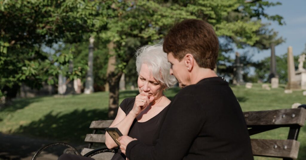 静かな空間で気持ちを通わせるアニメの仲間たちのシーン